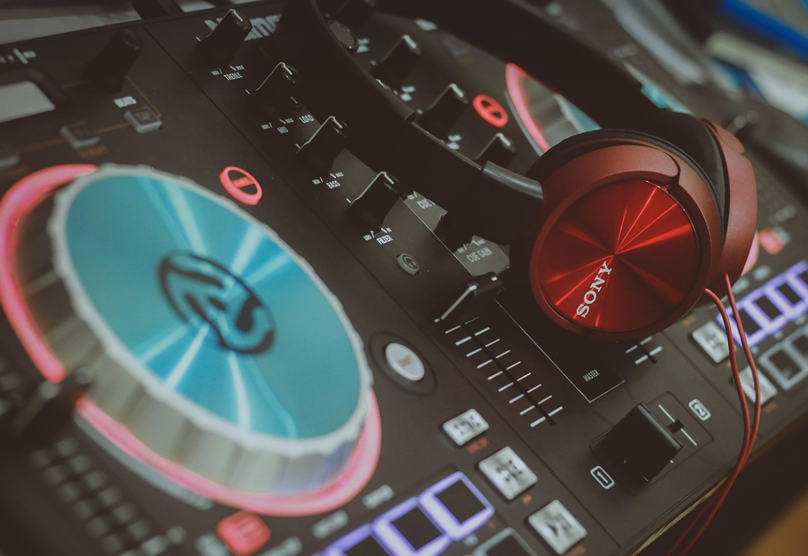 Native Instruments Komplete vs Arturia KeyLab: Best MIDI Keyboard?